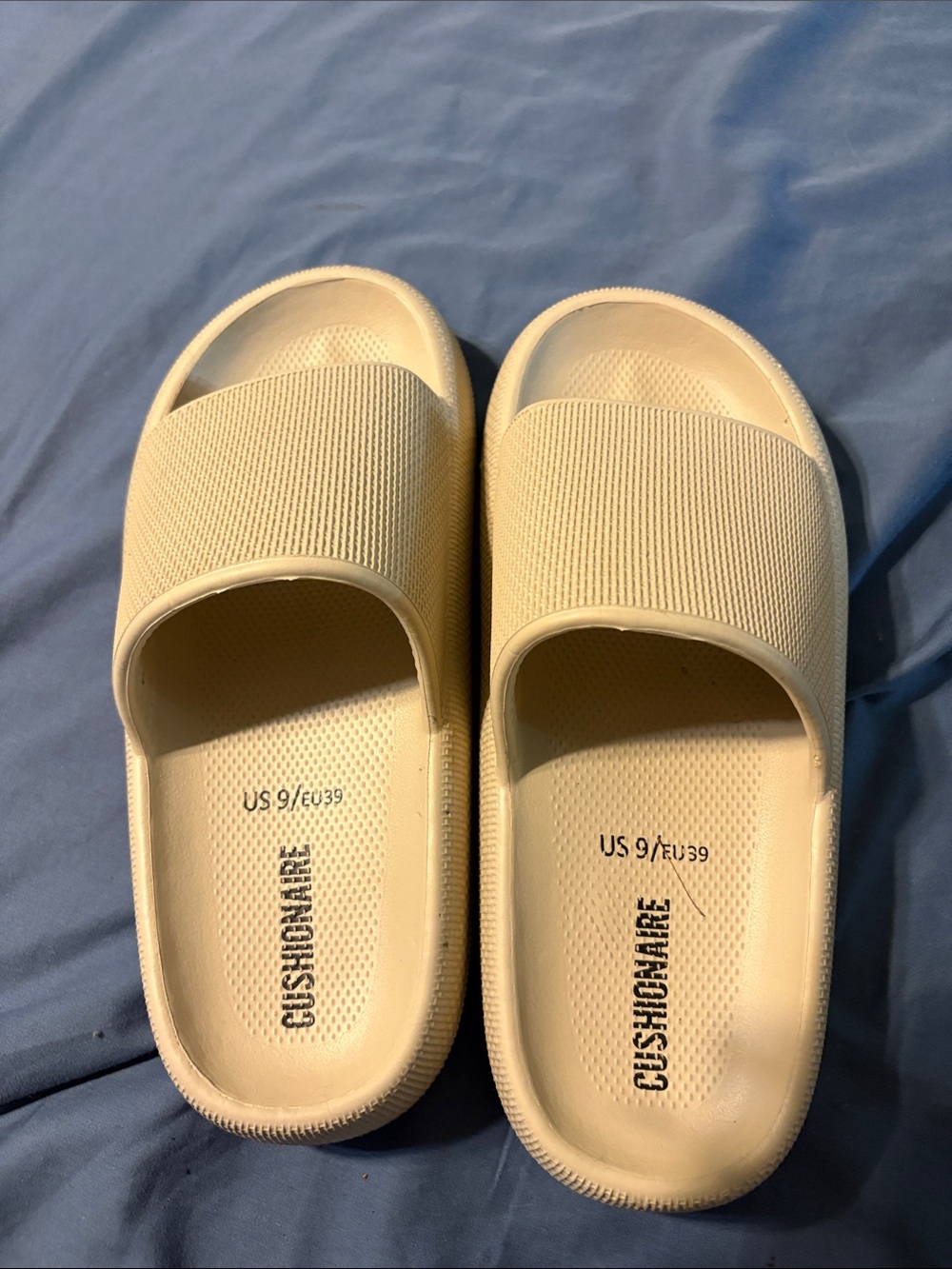 Women’s Slip-On Slides in Cream - US 9 / EU 39 Cushionaire brand. Comfortable.